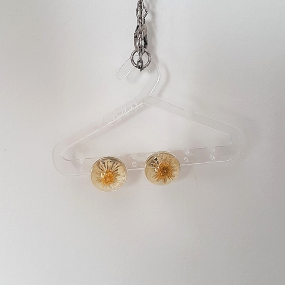 1/2in Daisy Earring Studs - Preserved flowers in resin | EUC - Picture 4 of 5